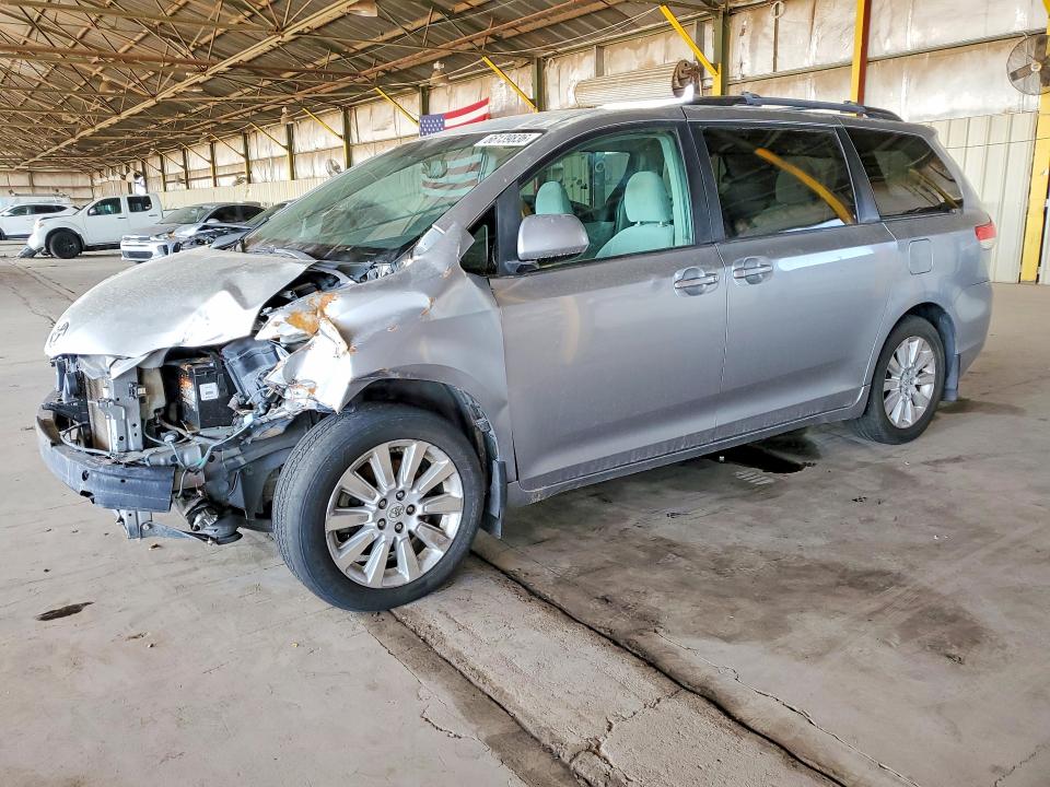 2011 TOYOTA SIENNA