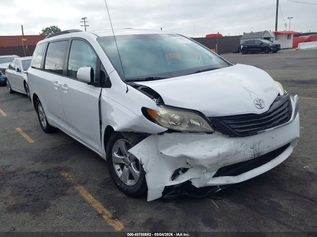 2013 TOYOTA SIENNA