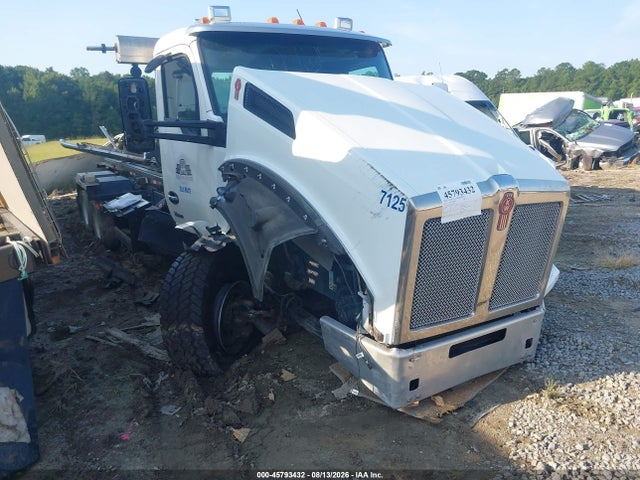 2023 KENWORTH T880